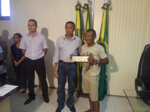 Repassado cheque para escolas e blocos de samba de Floriano.(Imagem:FlorianoNews)