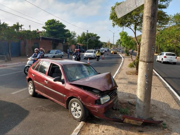 Carro colide em poste na Avenida Maranhão, na Zona Sul de Teresina.(Imagem:Dalyne Barbosa/ TV Clube)