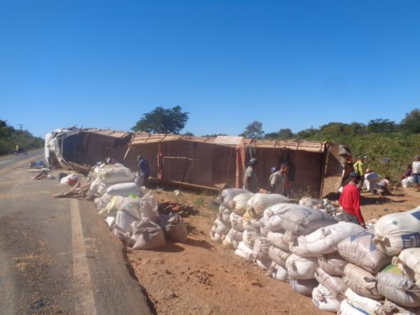 Carreta carregada de milho tomba na BR 230, em Barão de Grajaú.(Imagem:FlorianoNews)