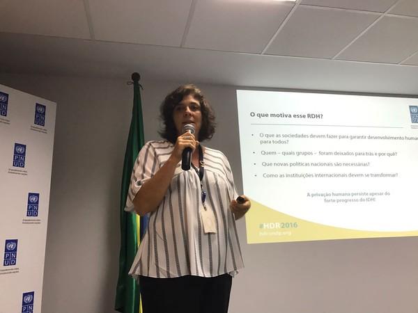A coordenadora do Relatório de Desenvolvimento Humano no Brasil, Andréa Bolzon, durante entrevista coletiva em Brasília (Imagem: Filipe Matoso/G1)