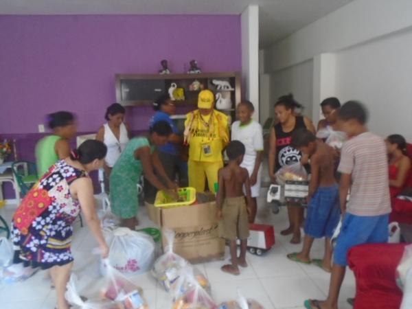 Famílias carentes recebem doação de cestas básicas em Floriano.(Imagem:FlorianoNews)