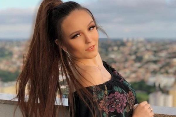 Larissa Manoela pede ajuda para diminuir tamanho da testa.(Imagem:Famosidades)