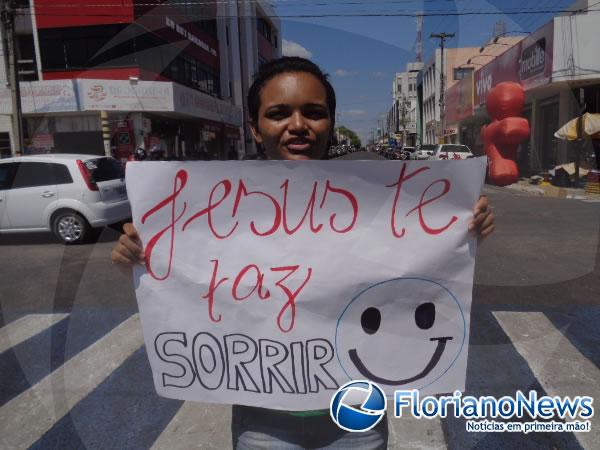 Jovens evangélicos levam a Palavra de Deus ao trânsito de Floriano.(Imagem:FlorianoNews)