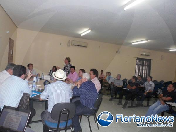 Representantes de sindicatos discutem Convenção Coletiva de Trabalho 2014/2015.(Imagem:FlorianoNews)