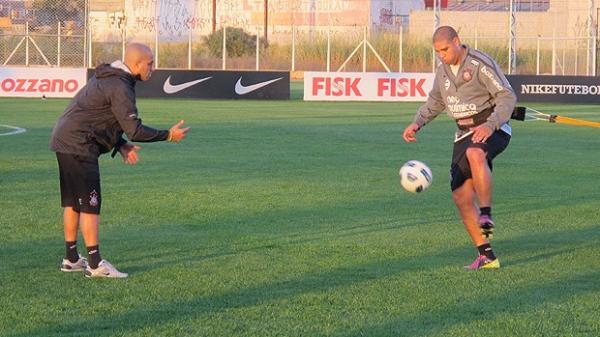 Adriano já faz treinos com bola no CT do Corinthians.(Imagem:Carlos Augusto Ferrari / Globoesporte.com)