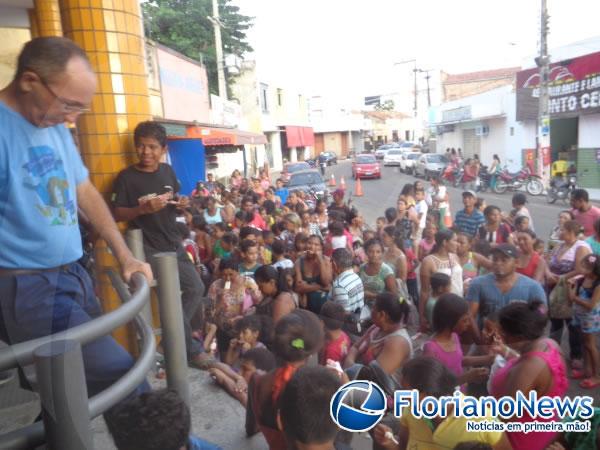 Crianças ganham presentes do Papai Noel dos Correios em Floriano.(Imagem:FlorianoNews)