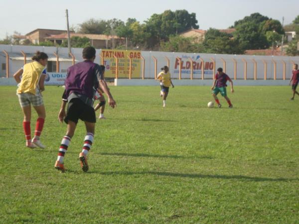 Meninas de Floriano durante treino no estádio ao lado dos meninos(Imagem:redação)