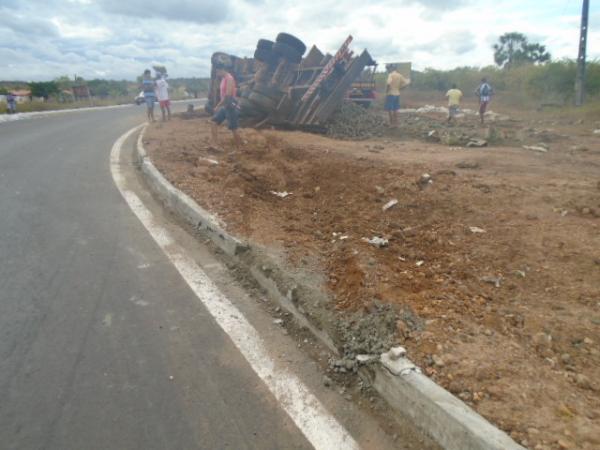 Caminhão carregado de abacaxi tomba na Rotatória do Paracaty.(Imagem:FlorianoNews)