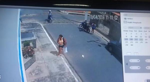 Mulher rouba planta no centro de Floriano e é flagrada por câmeras de segurança.(Imagem:Reprodução)