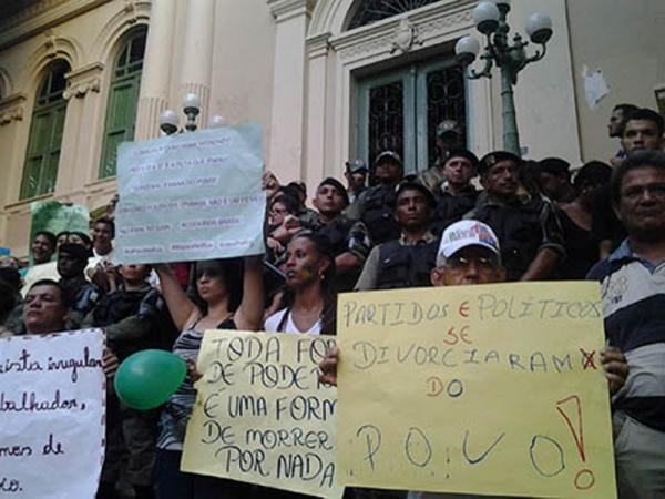 Durante protesto manifestantes encapuzados depredaram ônibus em Teresina.(Imagem:Cidadeverde.com)