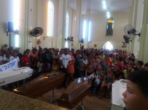 Missa de corpo presente das crianças mortas atraiu centenas de pessoas em Simões.(Imagem: Arquivo/Prefeitura de Simões)