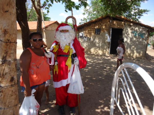 Papai Noel solidário distribui cestas básicas a famílias carentes de Floriano.(Imagem:FlorianoNews)