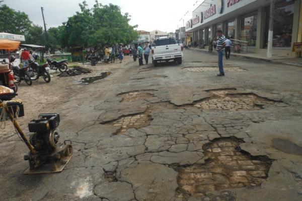 Prefeitura inicia operação tapa-buracos nas principais ruas de Floriano(Imagem:FlorianoNews)