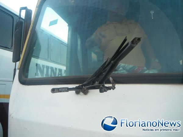 Ônibus de transporte escolar sofre ato de vandalismo em Floriano.(Imagem:FlorianoNews)