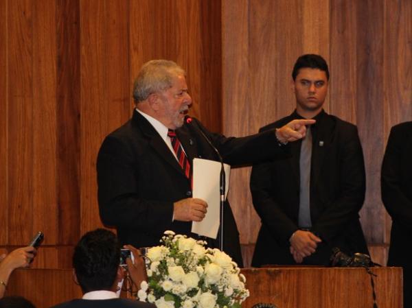 Lula falou sobre crise durante discurso no plenário da Alepi.(Imagem:Catarina Costa/G1)