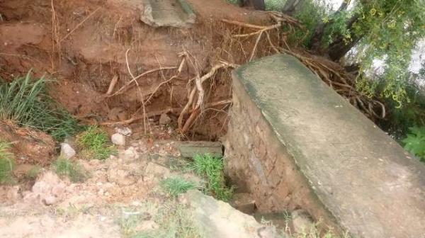 Ponte de córrego na Praça de Eventos de Floriano apresenta rachaduras após chuvas.(Imagem:FlorianoNews)