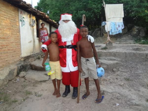 Papai Noel entrega brinquedos e cestas básicas em Floriano. (Imagem:FlorianoNews)