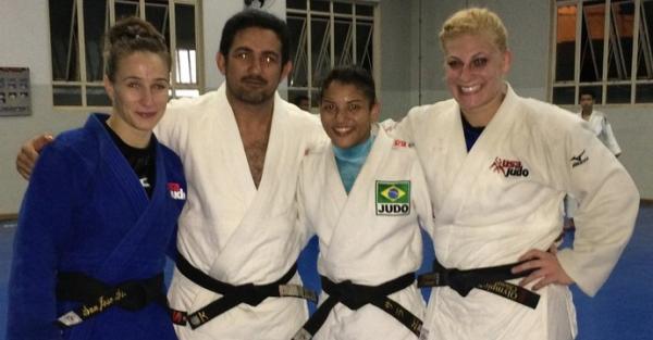 Marti Malloy, Expedito Falcão, Sarah Menezes e Kayla Harrison durante treinamento em Goiás.(Imagem:Reprodução/Facebook)