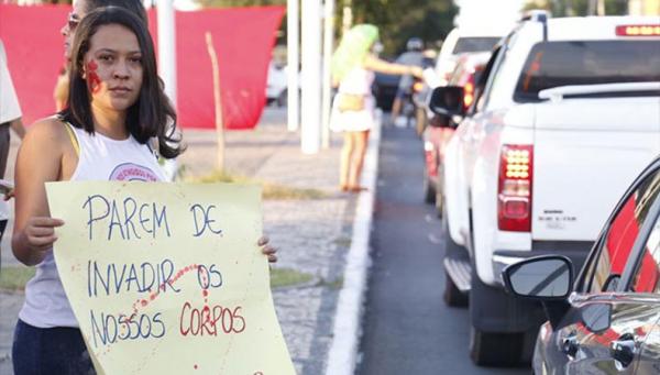 Manifestante exibe cartaz em faixa em ato contra a cultura do estupro em Teresina.(Imagem:Thiago Amaral/ Arquivo Cidadeverde.com)