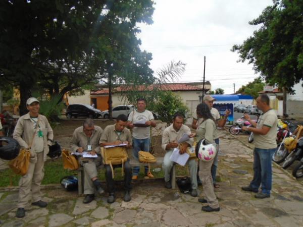 Agentes realizam mutirão contra o Aedes aegypti no bairro Caixa dágua.(Imagem:FlorianoNews)