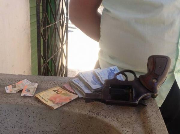 Arma e dinheiro encontrado com o suspeito.(Imagem:Divulgação/Polícia Militar)
