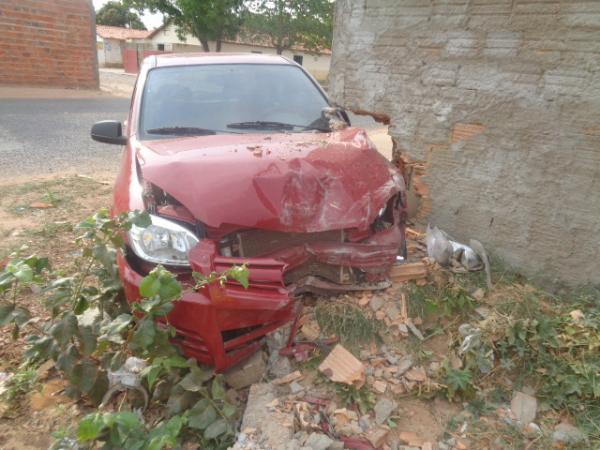 Automóvel colide contra muro na Avenida Nossa Senhora da Guia.(Imagem:FlorianoNews)