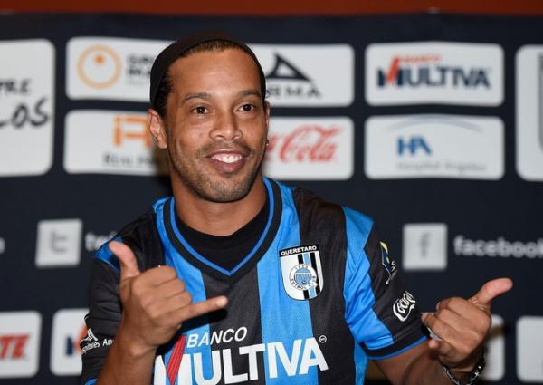 Ronaldinho mostra seu gesto característico durante a apresentação no México.(Imagem:AFP)
