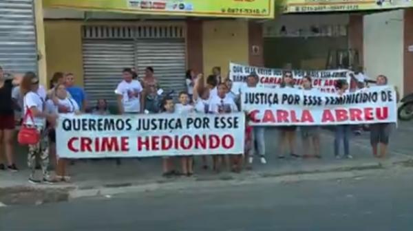 Família de mulher morta após incêndio criminoso fazem protesto e pedem prisão de suspeito.(Imagem:Divulgação)