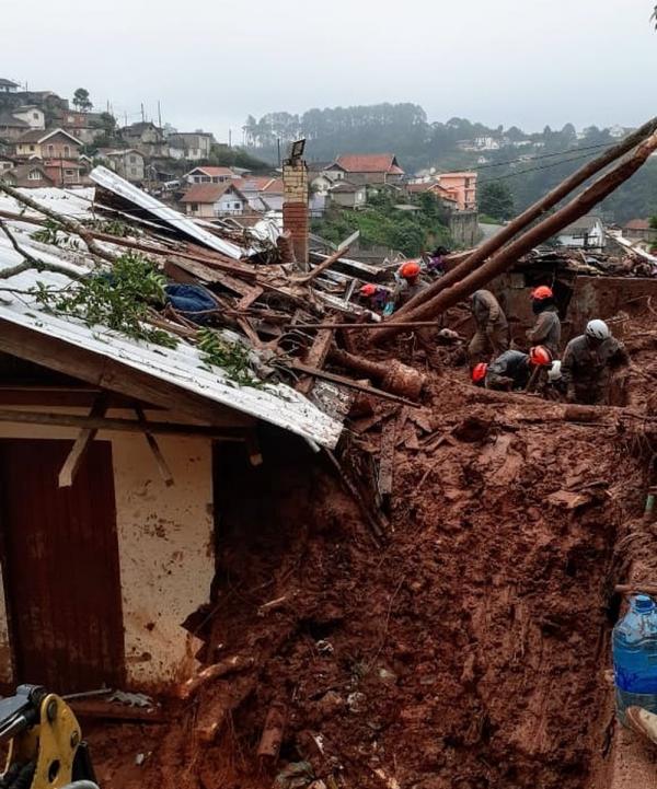 Deslizamento de terra atingiu dois bairros em Campos do Jordão e deixa quatro vítimas(Imagem:Divulgação/Corpo de Bombeiros)