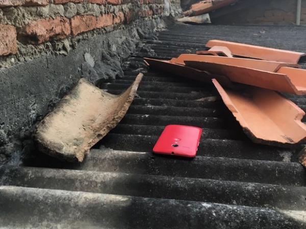 Celular de suspeito foi encontrado em cima da casa, em Parnaíba.(Imagem:Divulgação/Polícia Civil)