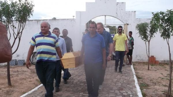 Amigos acompanham sepultamento do Cronista Social Hayalla.(Imagem:FlorianoNews)