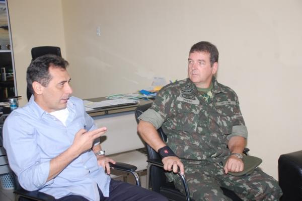 Prefeito Gilberto Júnior recebe representantes da Junta Militar em seu gabinete.(Imagem:Waldemir Miranda)