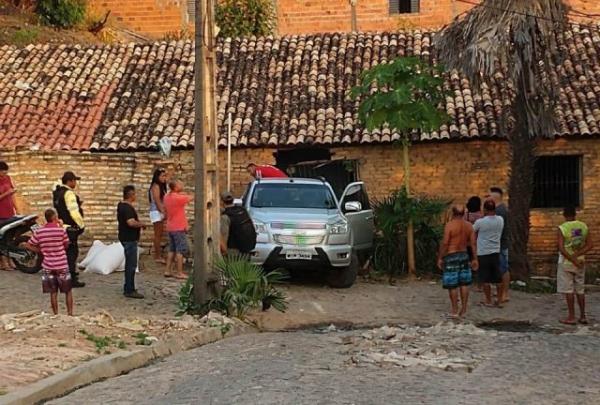 Veículo desgovernado atinge residência em bairro de Floriano.(Imagem:Divulgação)