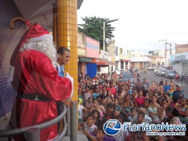 Crianças ganham presentes do Papai Noel dos Correios em Floriano.(Imagem:FlorianoNews)