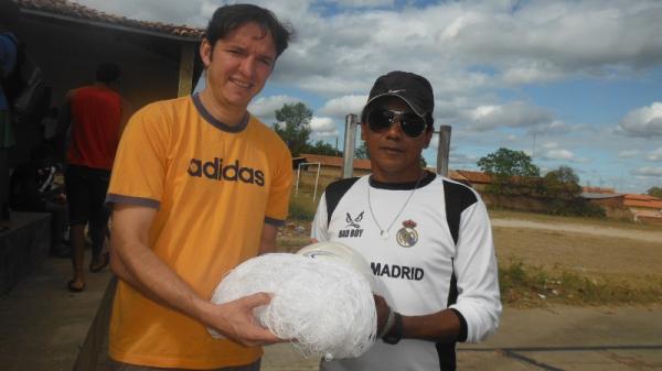 Secretário realizou entrega de Kits esportivos a escolinha de futebol.(Imagem:FlorianoNews)