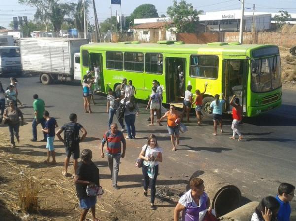 Ônibus foi parado e passageiros obrigados a descer na BR-316.(Imagem:Gustavo Almeida/G1)