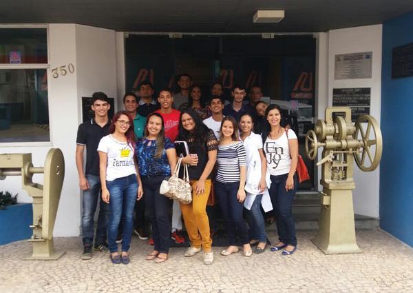 Acadêmicos realizaram visita técnica a laboratório de Floriano.(Imagem:Assessoria de Imprensa)