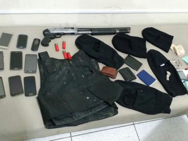Coletes, arma e materiais roubados foram apreendidos com a quadrilha.(Imagem:Polícia Militar)