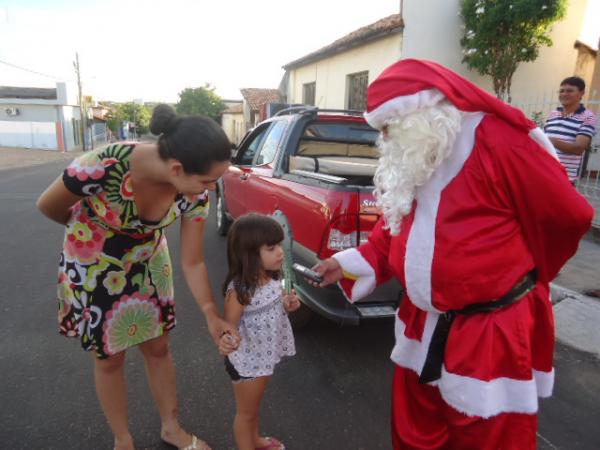 Papai Noel e parceiros distribuem bombons às crianças de Barão de Grajaú.(Imagem:FlorianoNews)