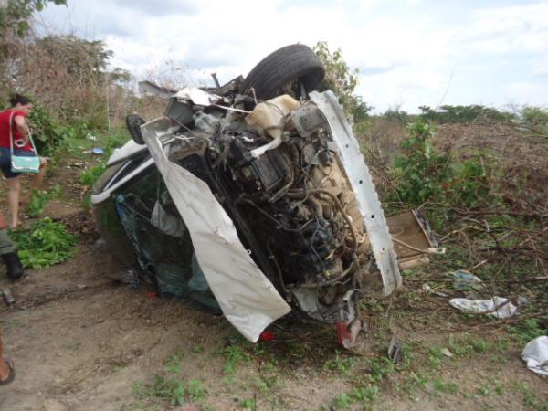 Veículo desvia de moto, sai da pista e capota carro em Floriano(Imagem:FlorianoNews)