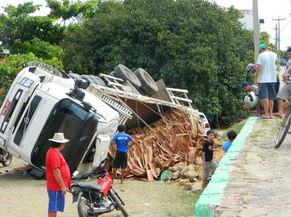 Caminhão tombou e motorista sai ileso.(Imagem:Beto Barros/gritador.com.br)