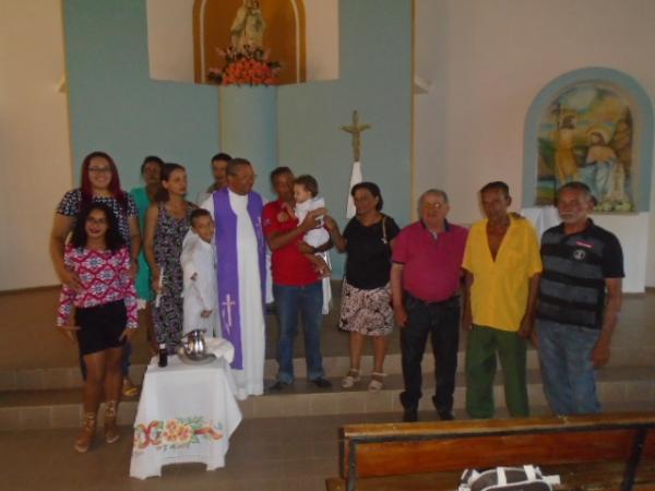 Crianças recebem o batismo na Igreja Matriz de Nossa Senhora das Mercês.(Imagem:FlorianoNews)