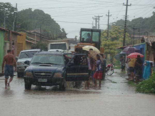 Carro conseguiu escapar da enchurrada graças ao trator e a ajuda dos moradores(Imagem:redação)