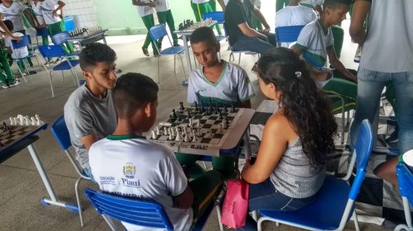 Unidade Escolar Bucar Neto realiza campeonato 