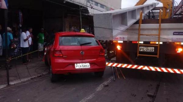 Carro desgovernado derruba poste e deixa parte do Centro de Floriano sem energia.(Imagem:FlorianoNews)