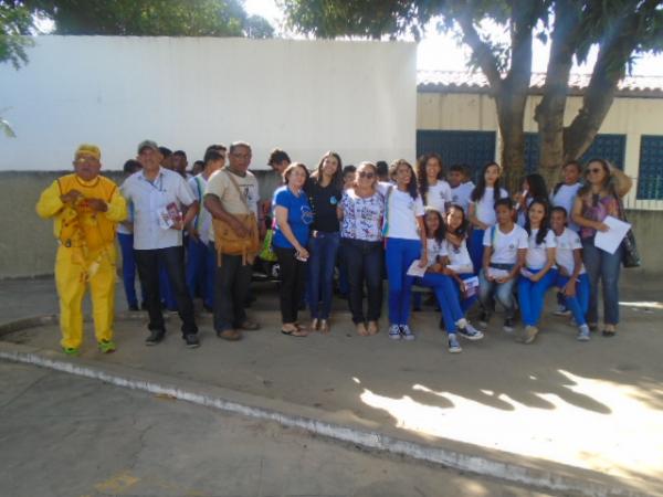 Mutirão contra Aedes aegypti em Floriano envolve agentes de endemias e estudantes.(Imagem:FlorianoNews)