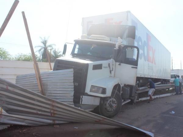 Motorista disse que jogou contra a mureta para não bater nos carros.(Imagem:Samantha Rodrigues/ G1 Piauí)