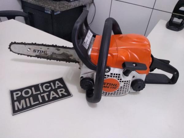 Policia apreendeu motosserra que homem teria usado para ameaçar pessoas ?(Imagem:Wenddel Veras/Blog do Coveiro)