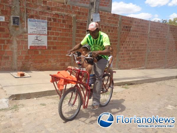 Vereador faz doação de bicicleta para trabalhador.(Imagem:FlorianoNews)