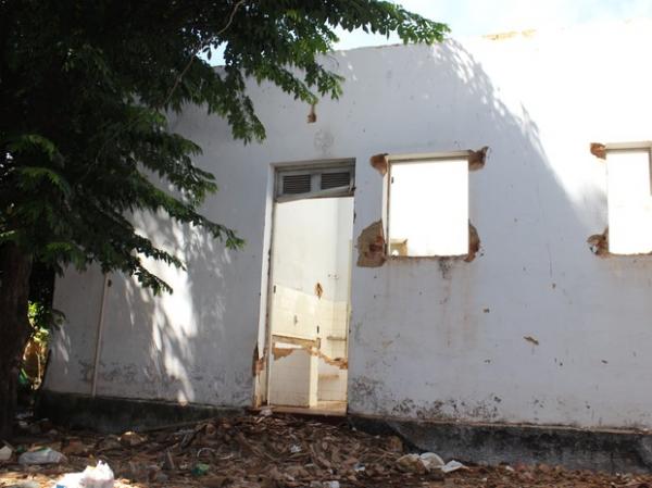 Segundo estudantes, casa estava sendo preparada para ser demolida.(Imagem:Catarina Costa/G1)